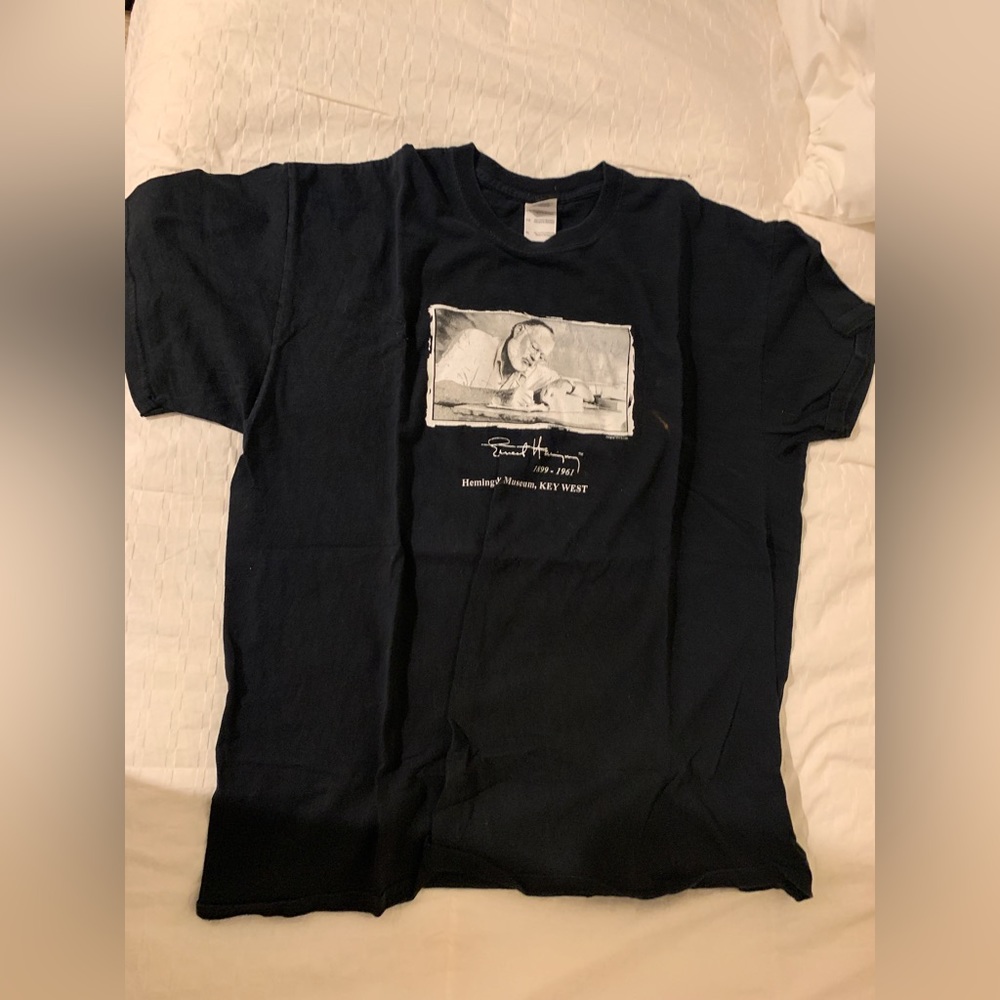Men’s size L “Ernest Hemingway” t-shirt. Excellent condition.